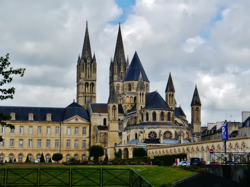 L'abbaye aux Hommes et l'église Saint-Étienne, siège de l'hôtel de ville de Caen