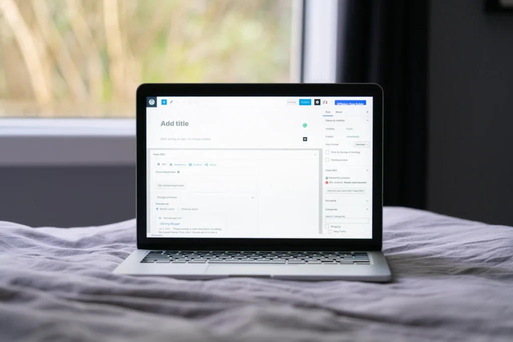 Ordinateur portable ouvert pour gérer son activité et ses échanges en ligne au quotidien
