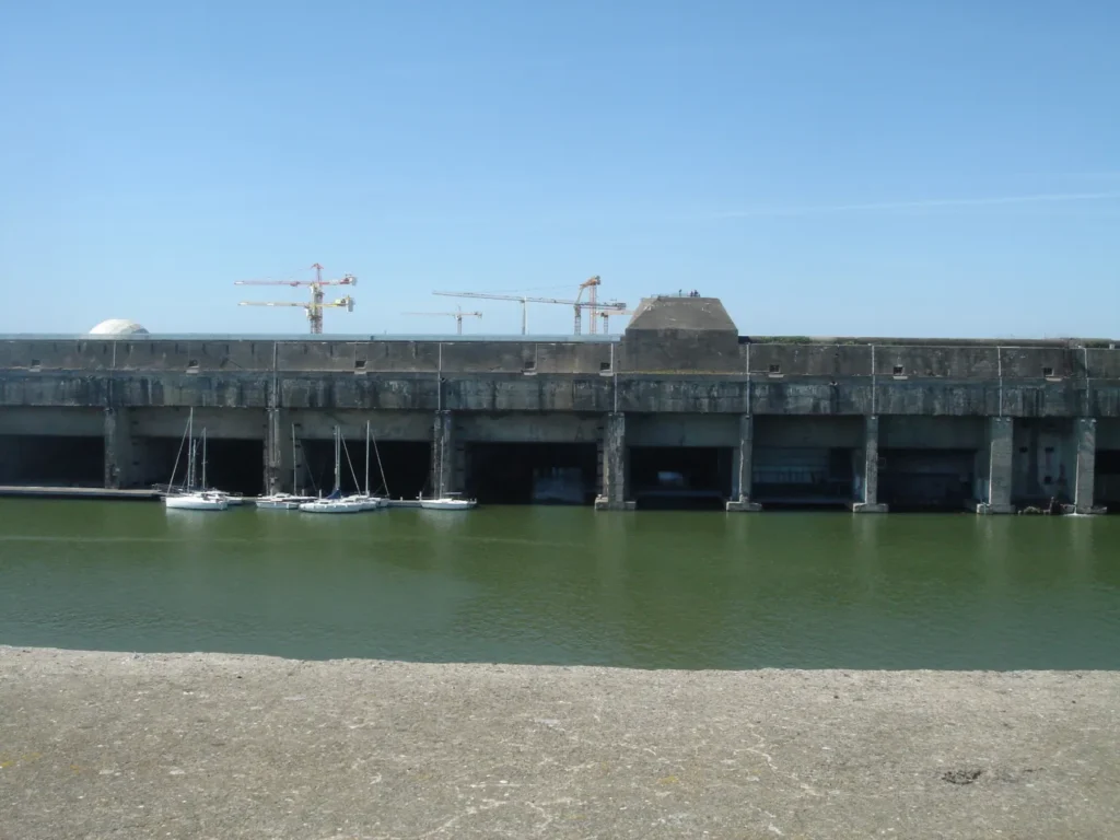 La base sous-marine de Saint-Nazaire et les bateaux amarrés dans le bassin