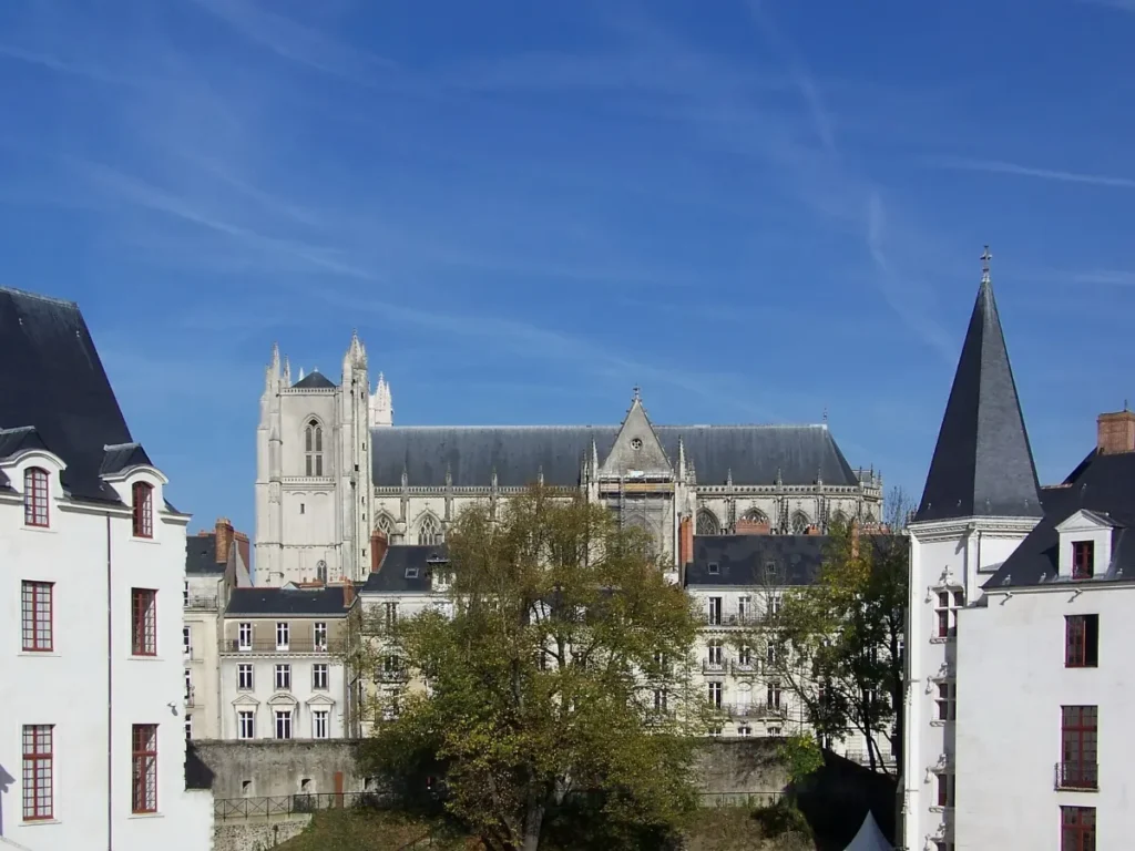 La cathédrale Saint-Pierre-et-Saint-Paul de Nantes vue depuis les remparts du château des ducs de Bretagne