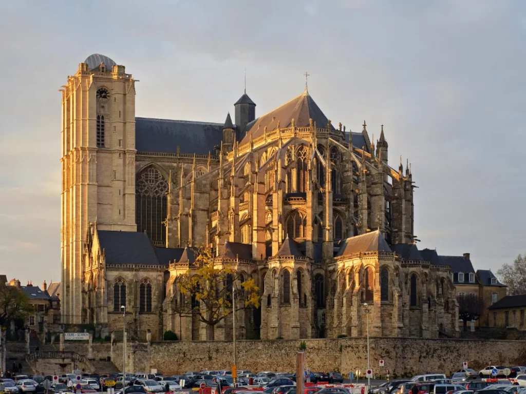 La cathédrale Saint-Julien du Mans éclairée par une lumière d'automne