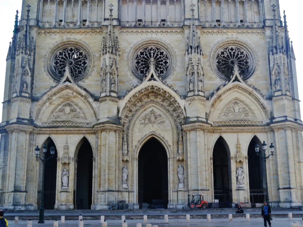 Façade gothique de la cathédrale Sainte-Croix d'Orléans