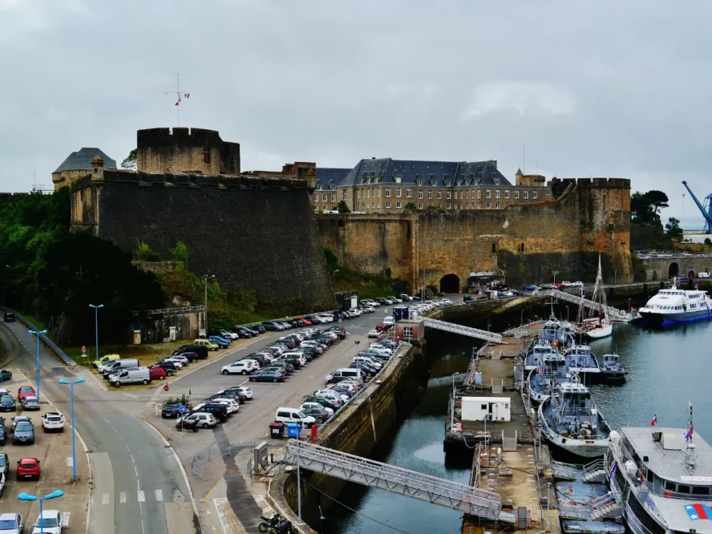 Le château de Brest dominant le port et l'embouchure de la Penfeld