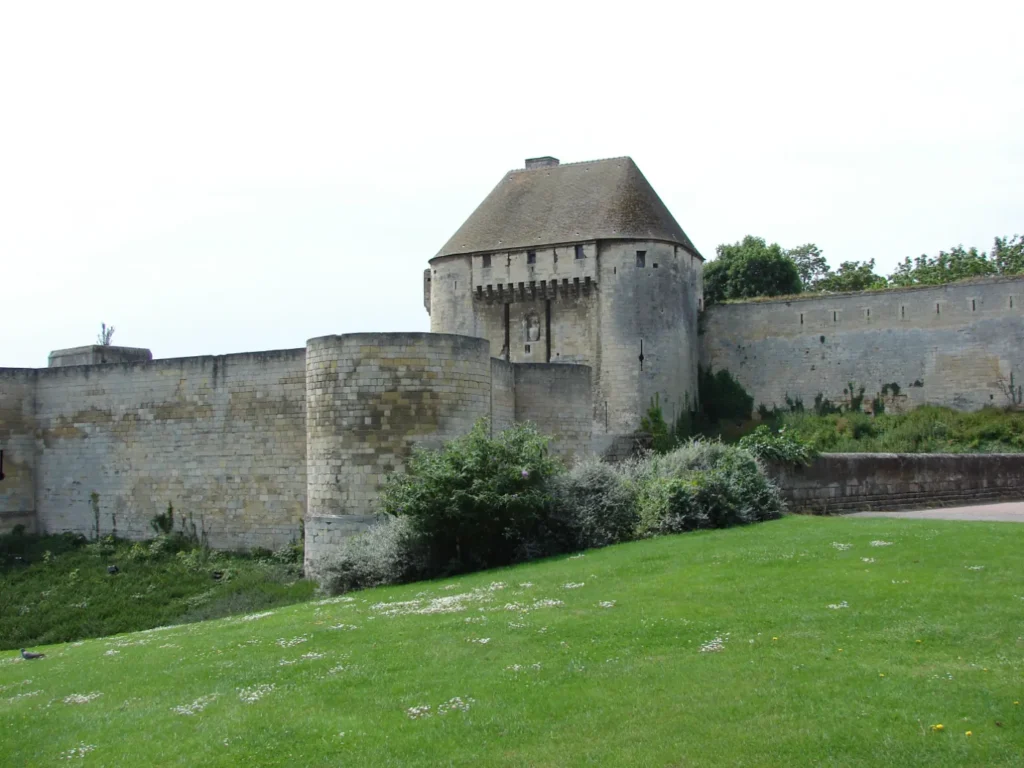 Remparts et porte du château ducal de Caen entourés de pelouses