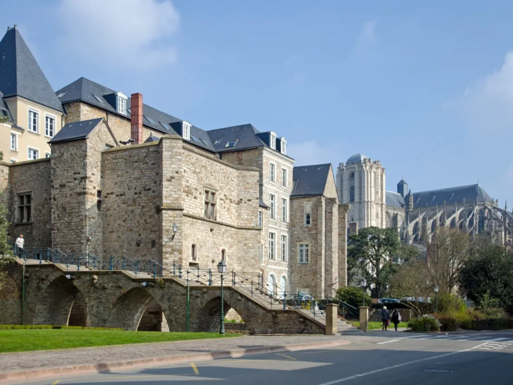 Maisons anciennes de la Cité Plantagenêt, le vieux Mans, et la cathédrale en arrière-plan