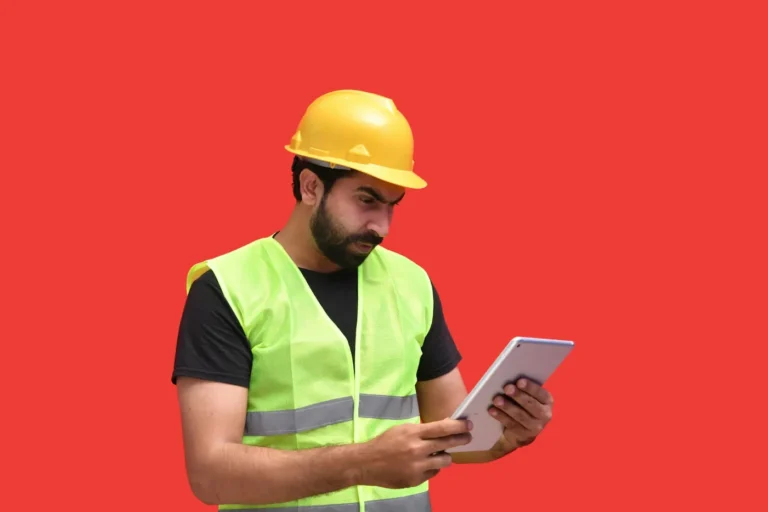 Artisan du bâtiment sur chantier consultant son site internet sur tablette