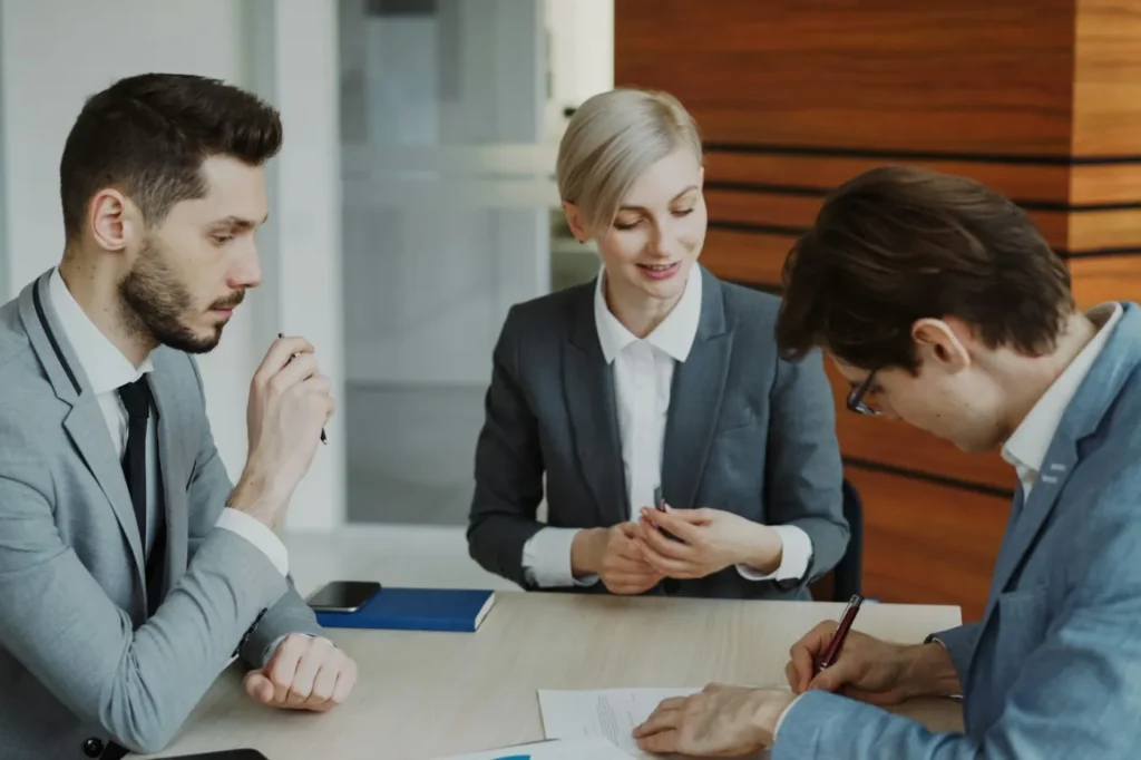 Avocat recevant des clients pour la signature d’un acte