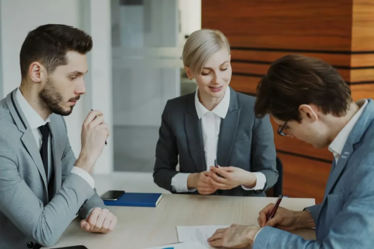 Avocat recevant des clients pour la signature d’un acte
