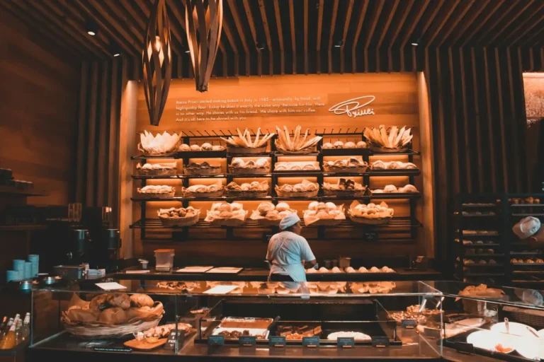Boulanger derrière le comptoir de sa boutique