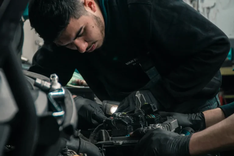 Mécanicien automobile travaillant sur un moteur dans son garage