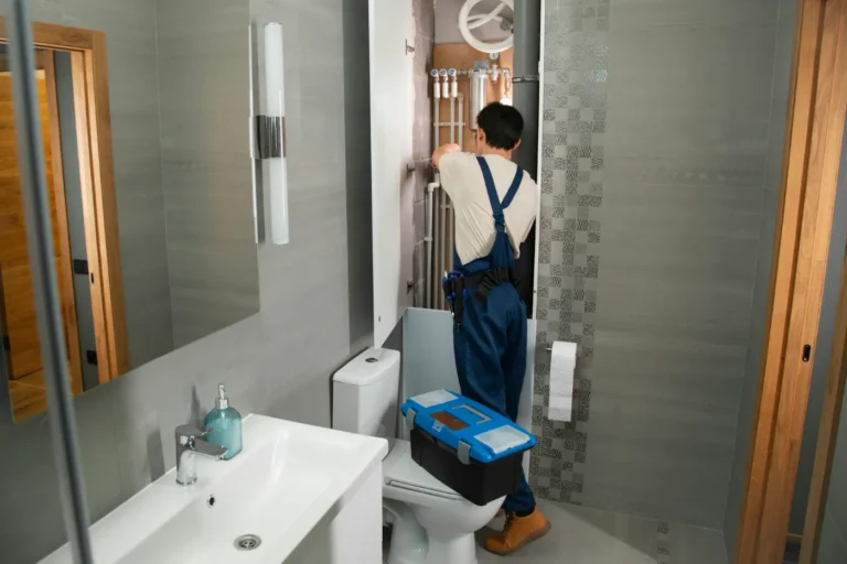 Plombier intervenant dans une salle de bain