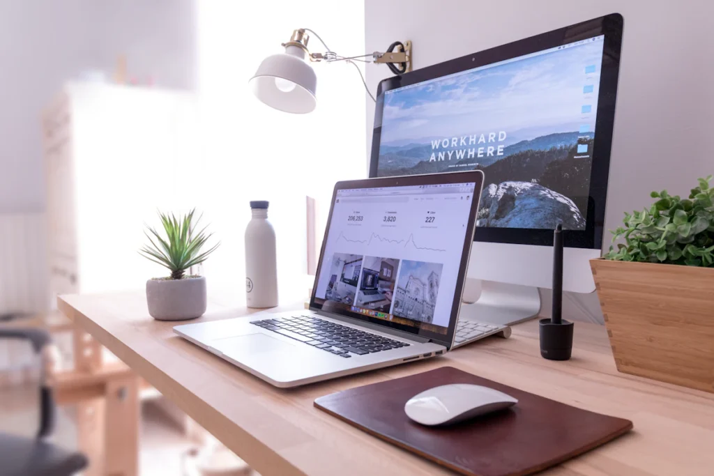 Espace de travail avec écran et ordinateur portable pour la création de sites internet