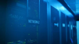Baie de serveurs éclairée en bleu dans une salle d’hébergement, illustrant la mise à jour de sécurité de PHP