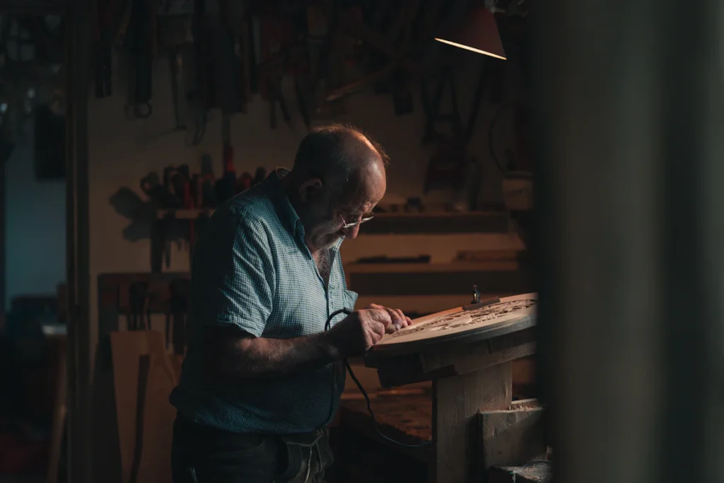 Artisan au travail dans son atelier, professionnel qui présente son activité en ligne