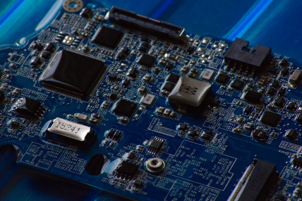 Circuit électronique de serveur illustrant le stockage NVMe de l'hébergement