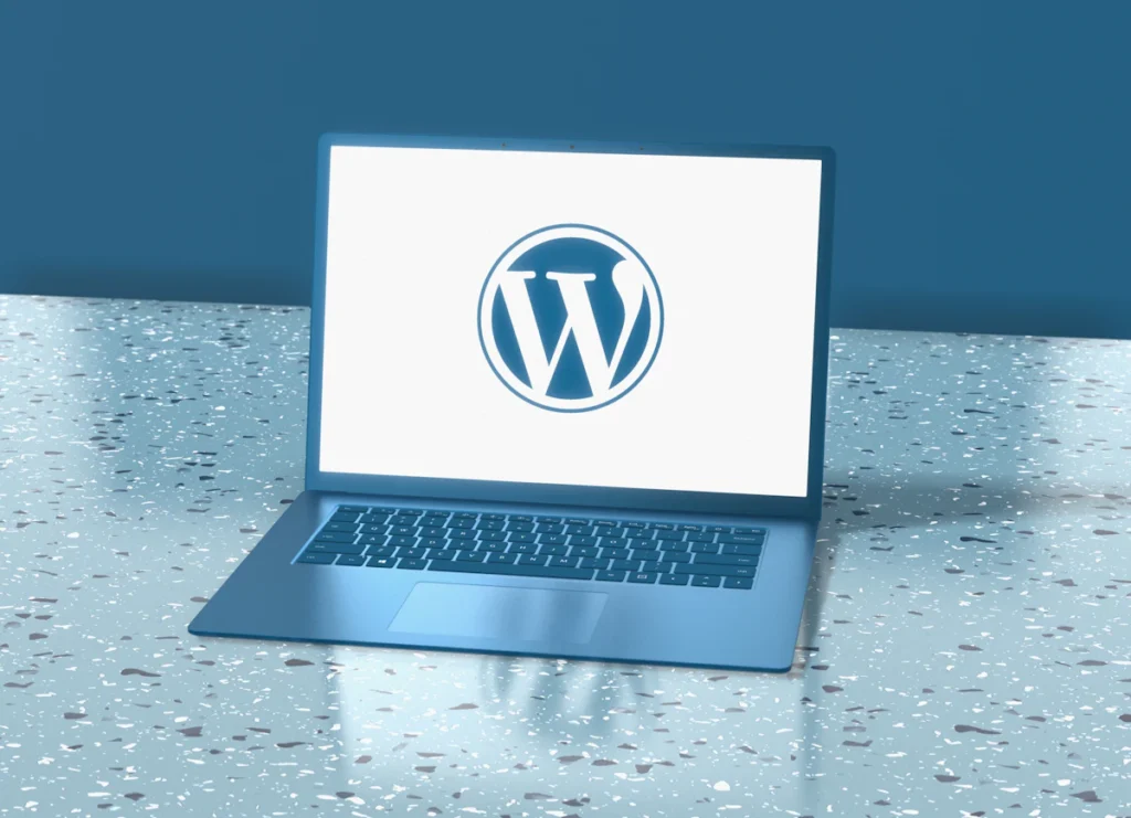 Ordinateur portable affichant le logo WordPress, CMS installé avec l'hébergement