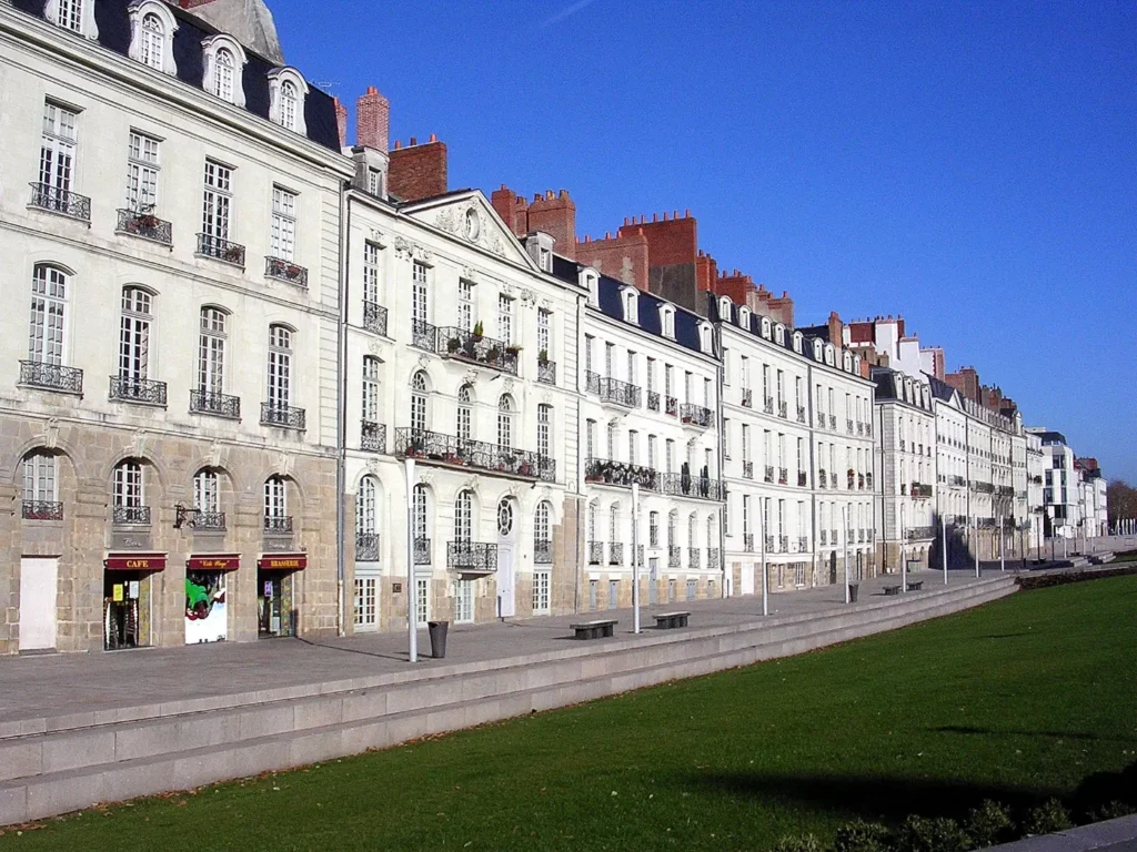 Façades classiques des immeubles de l'île Feydeau à Nantes, bordées d'une pelouse