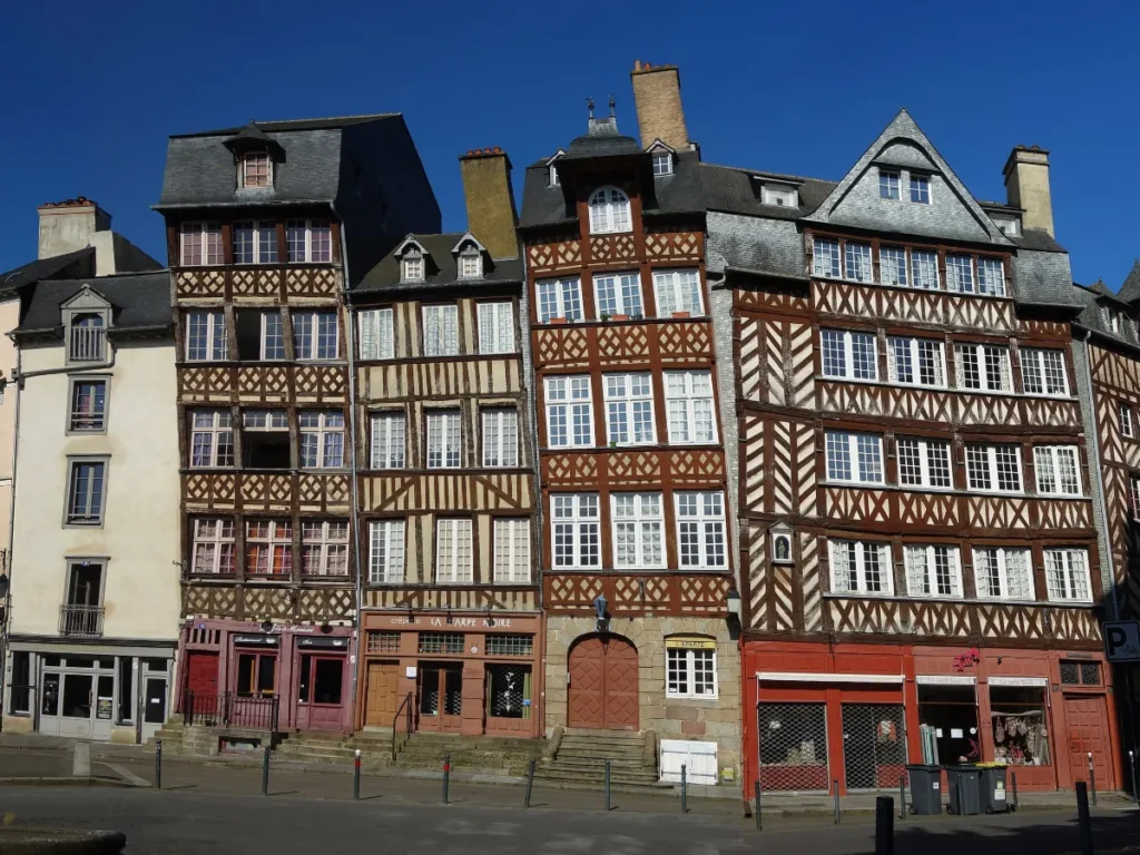 Maisons à pans de bois colorées de la place du Champ-Jacquet, dans le centre historique de Rennes