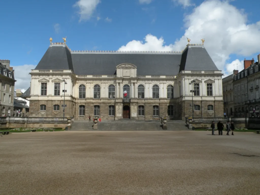 Façade du palais du Parlement de Bretagne à Rennes sous un ciel bleu