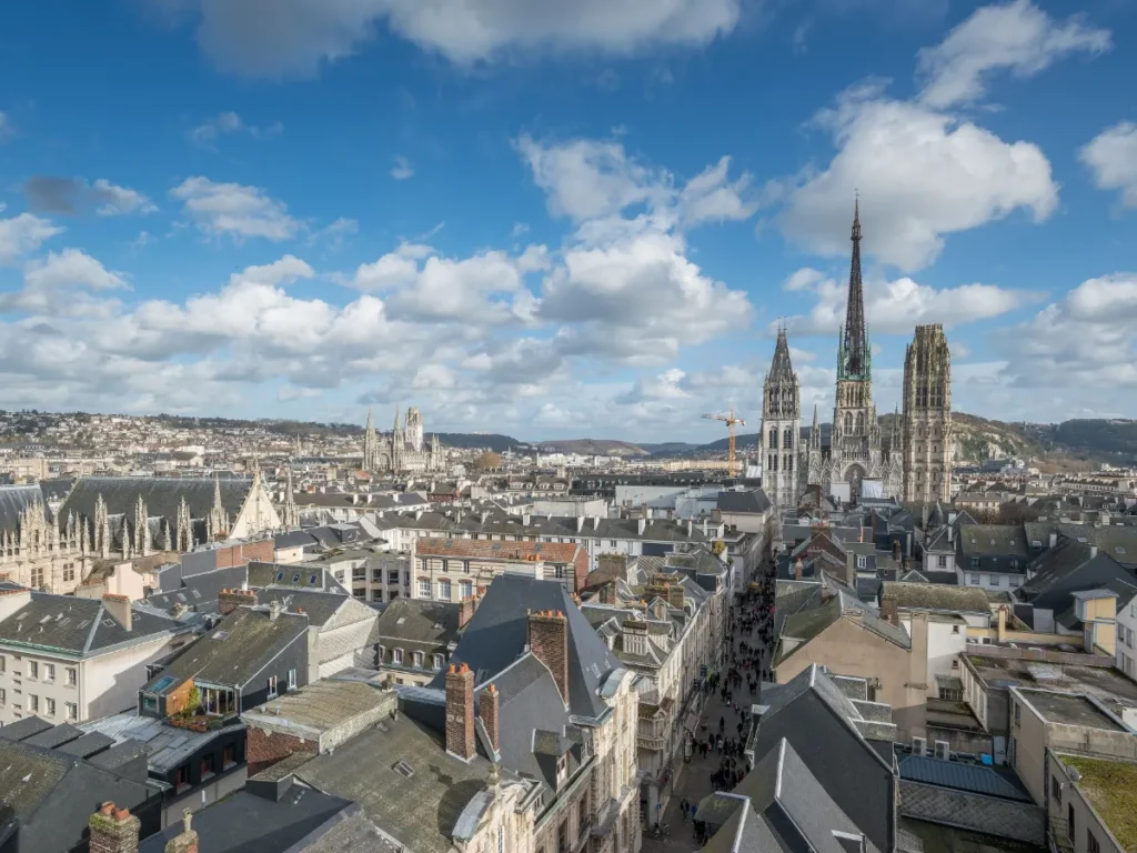 Vue panoramique des toits de Rouen depuis le Gros-Horloge, avec la cathédrale Notre-Dame
