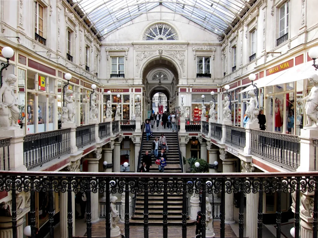 Galerie commerçante du passage Pommeraye à Nantes avec ses escaliers et ses boutiques