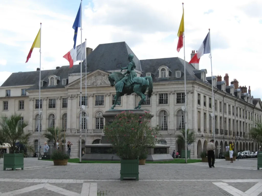 Statue équestre de Jeanne d'Arc sur la place du Martroi à Orléans