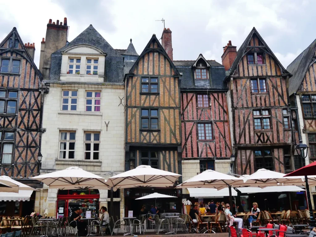 Maisons à pans de bois et terrasses de la place Plumereau dans le Vieux-Tours