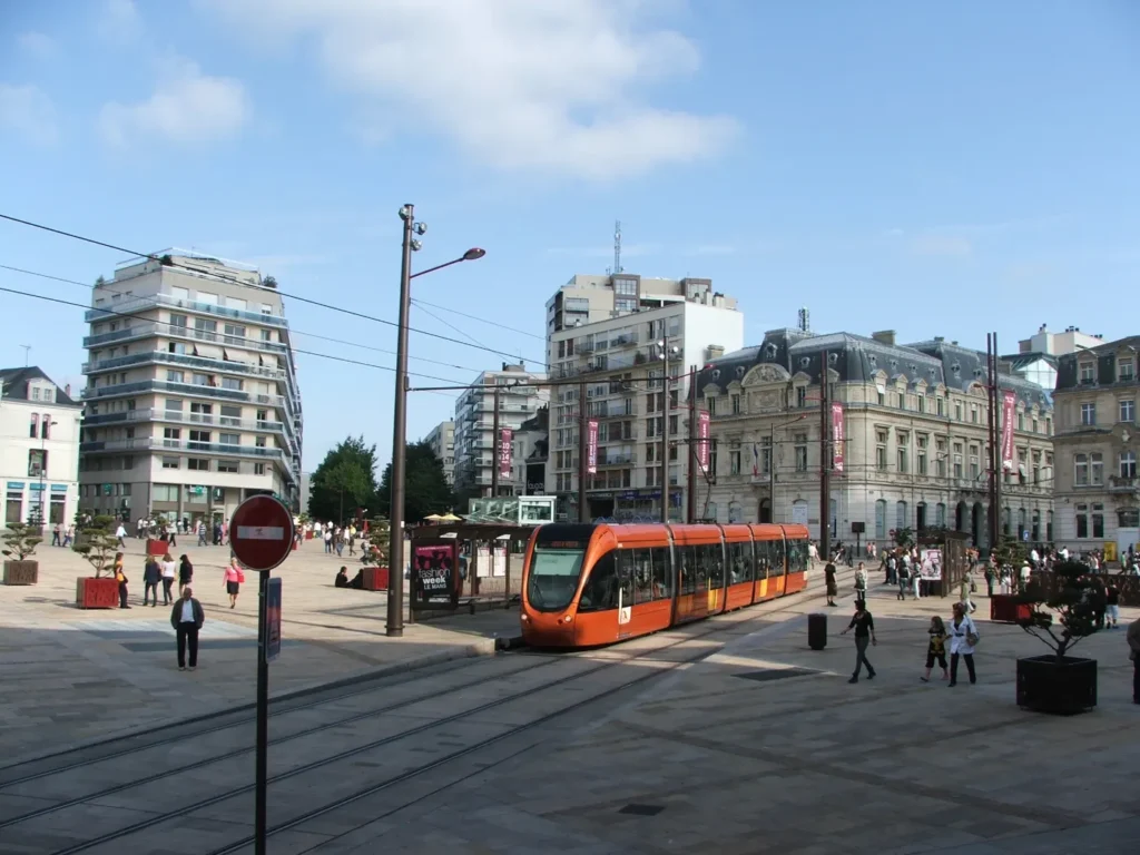 Place de la République au Mans avec le tramway et les passants