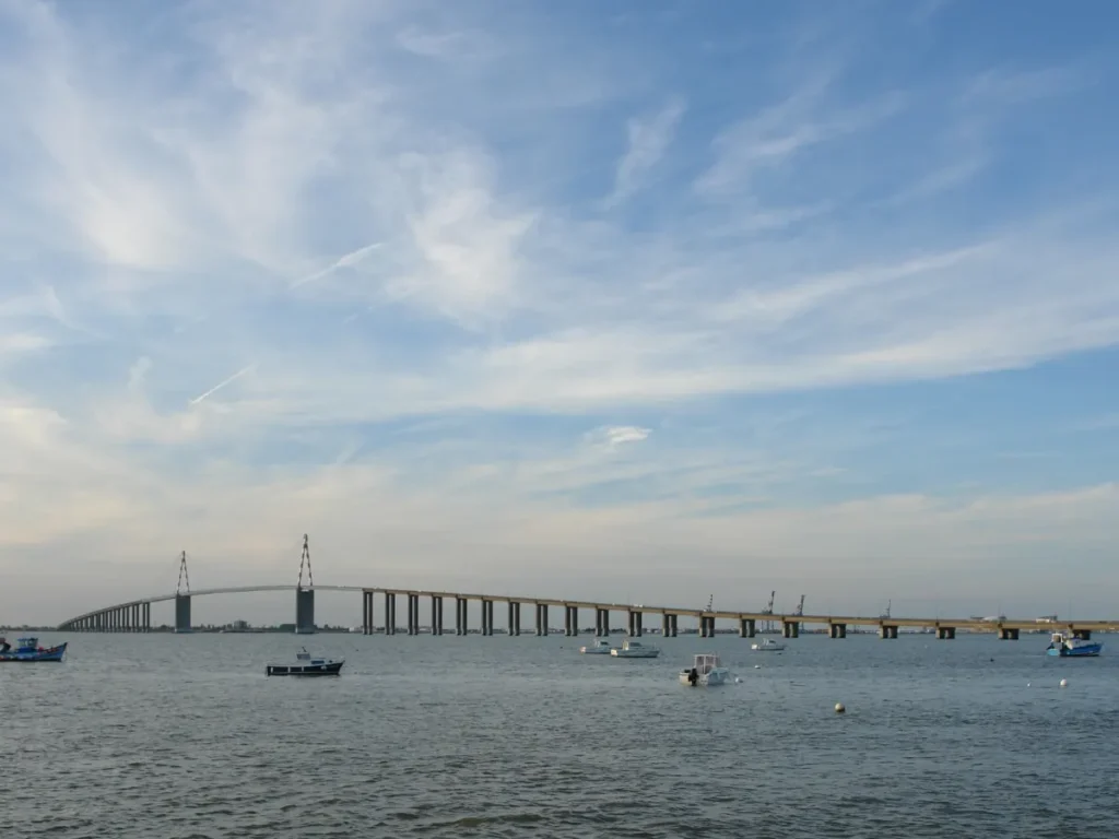Le pont de Saint-Nazaire franchissant l'estuaire de la Loire, vu depuis Saint-Brevin