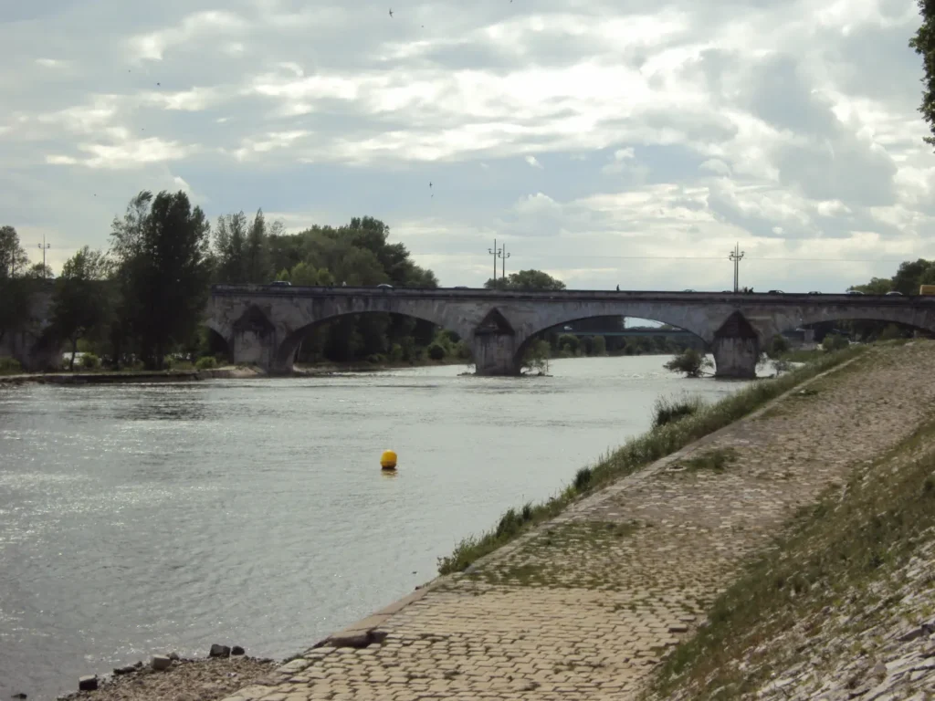 Le pont George-V et les berges de la Loire à Orléans