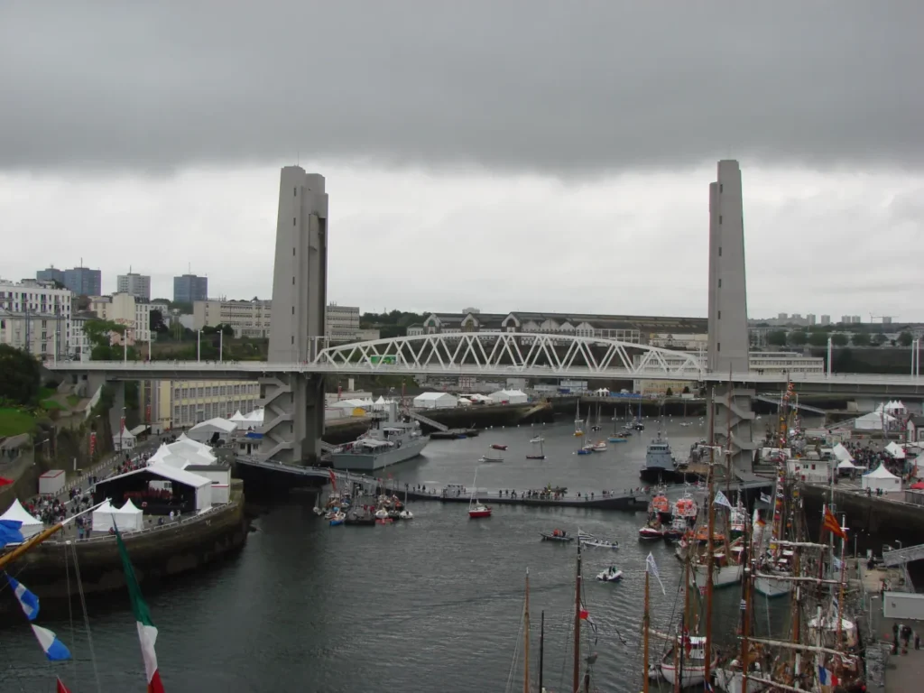 Le port de Brest et le pont levant de Recouvrance, avec des voiliers à quai