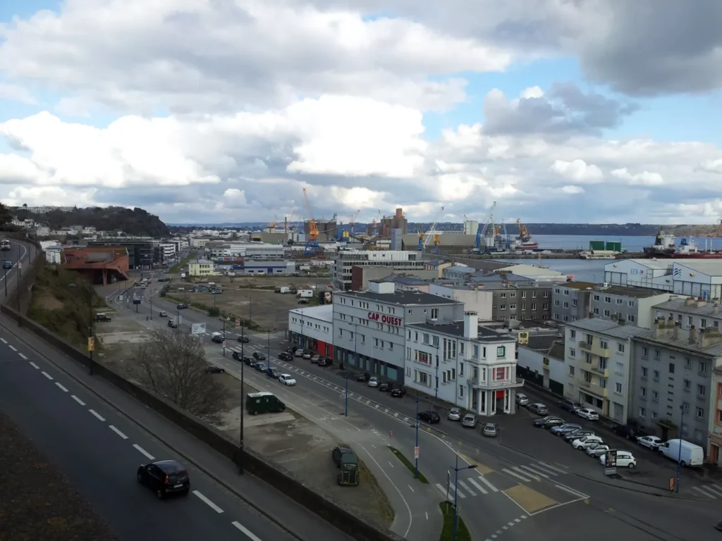 Vue en hauteur du port de commerce de Brest et de la rade