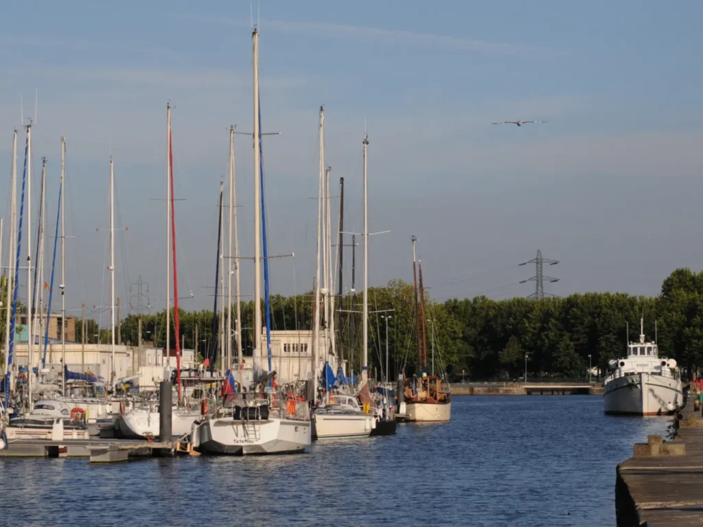 Voiliers amarrés au port de plaisance de Caen