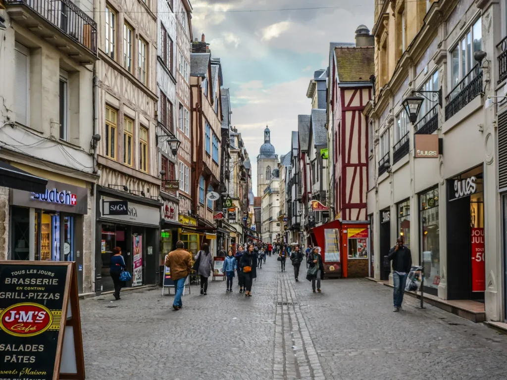Rue commerçante du Gros-Horloge à Rouen, animée de passants
