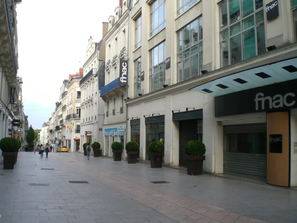 Rue piétonne Lenepveu dans le centre-ville commerçant d'Angers