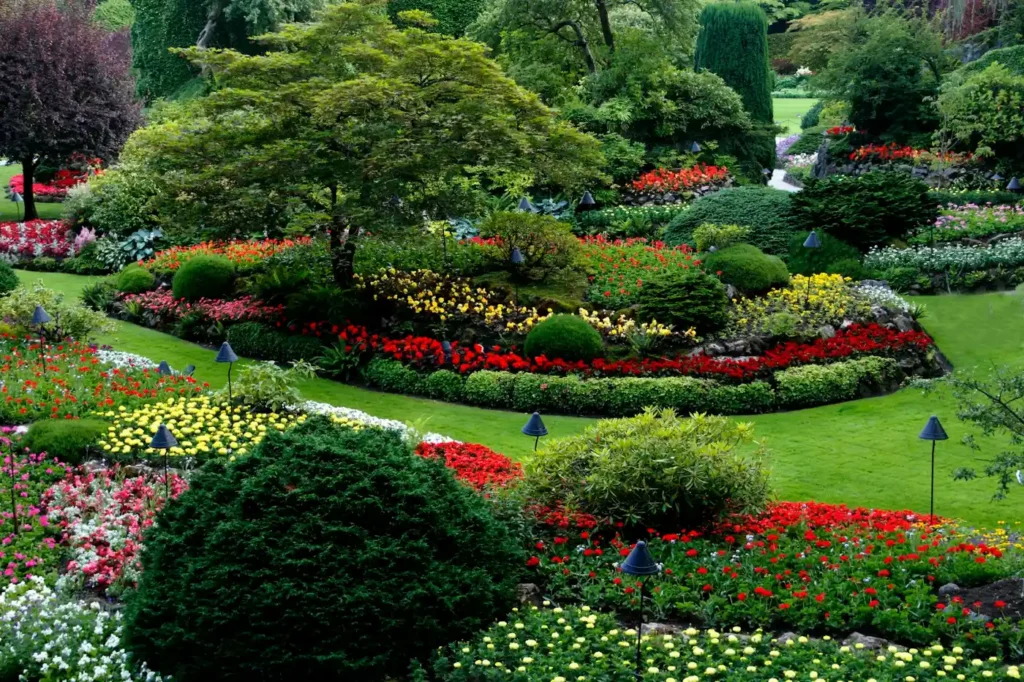 Jardin paysager avec massifs fleuris et pelouse entretenue
