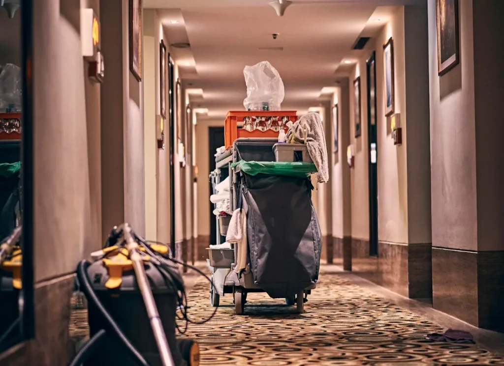Chariot de ménage professionnel dans un couloir