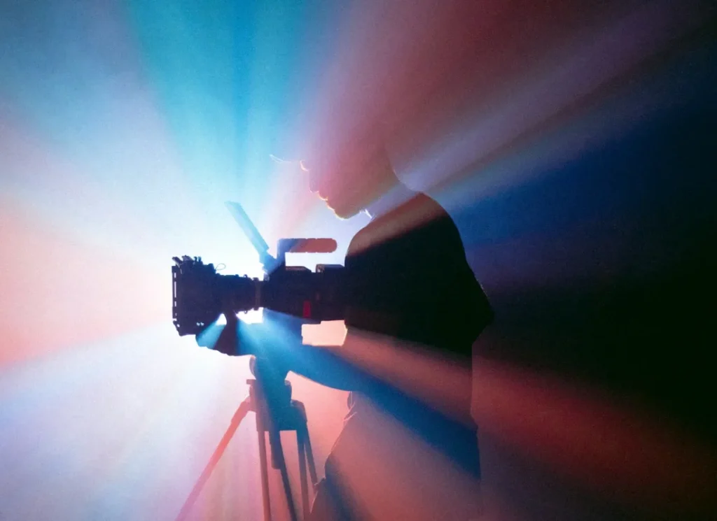 Caméra vidéo sur trépied pendant un tournage professionnel