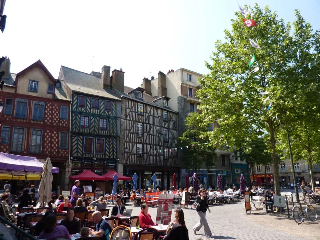 Terrasses de cafés et commerces de la place Sainte-Anne à Rennes